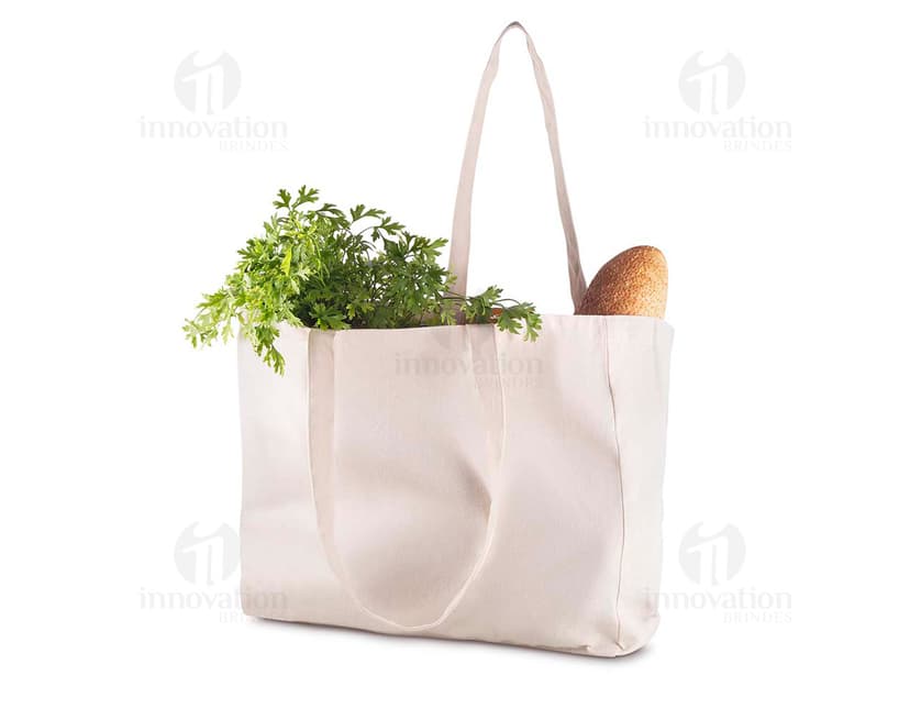 Sacola em algodão rosa, vazia, com alças e elegante. Focada no público feminino, perfeita para compras em lojas de moda e presentes. Novo símbolo de consumismo consciente e sustentável.