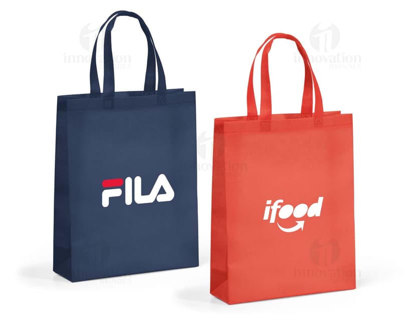Sacola non-woven marrom e amarela, vazia, com alças e etiqueta de preço. Representação de um produto de luxo para compras e presentes.