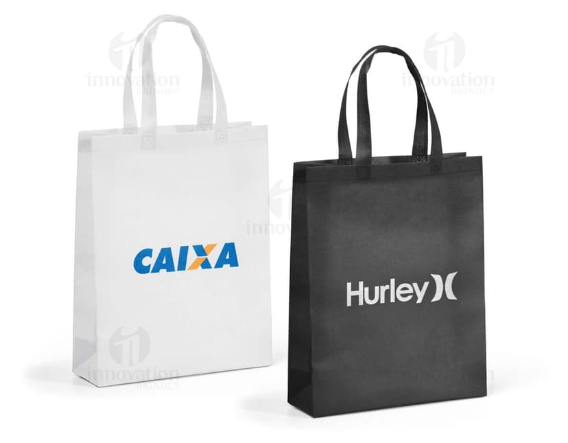 Sacola non-woven marrom e amarela, vazia, com alças e etiqueta de preço. Representação de um produto de luxo para compras e presentes.