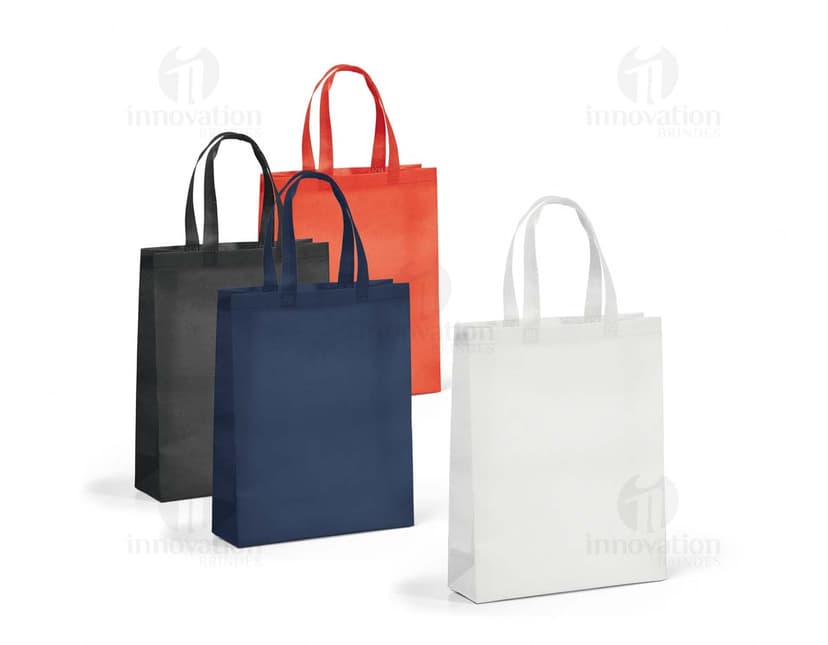 Sacola non-woven marrom e amarela, vazia, com alças e etiqueta de preço. Representação de um produto de luxo para compras e presentes.