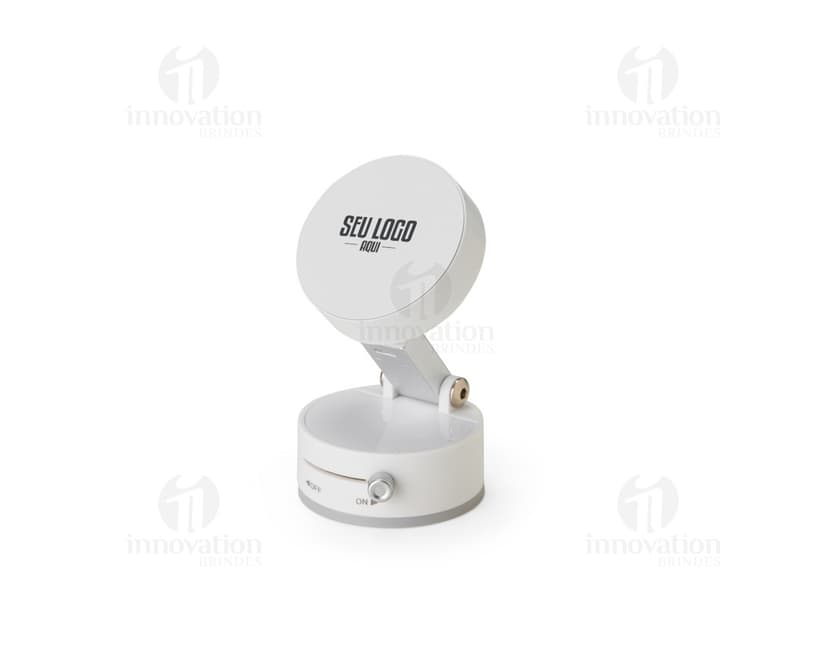 Conjunto brilhante e moderno de ícones e botões de design de computador em estilo web cartoon 3D, incluindo um feiticeiro, símbolo de seta, bola laranja e mão amarela com cursor pixelizado. A imagem também apresenta um homem de negócios em destaque, retratado em arte gráfica vibrante e colorida.