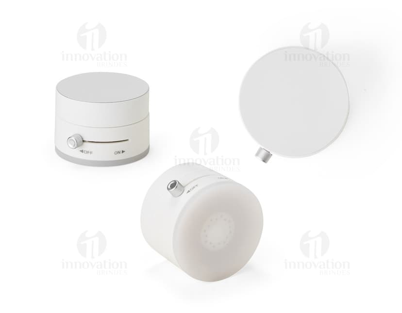 Conjunto brilhante e moderno de ícones e botões de design de computador em estilo web cartoon 3D, incluindo um feiticeiro, símbolo de seta, bola laranja e mão amarela com cursor pixelizado. A imagem também apresenta um homem de negócios em destaque, retratado em arte gráfica vibrante e colorida.