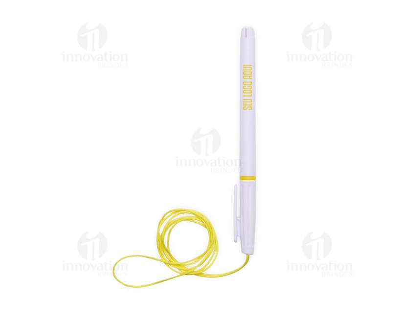 Caneta plástica com cordão, objeto de escrita em plástico preto, com design ajustável e cordão para fixação. Ideal para uso em escritórios, escolas e em casa.