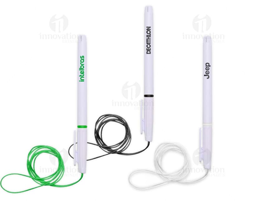 Caneta plástica com cordão, objeto de escrita em plástico preto, com design ajustável e cordão para fixação. Ideal para uso em escritórios, escolas e em casa.