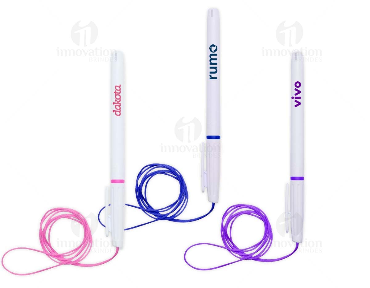 Caneta plástica com cordão, objeto de escrita em plástico preto, com design ajustável e cordão para fixação. Ideal para uso em escritórios, escolas e em casa.