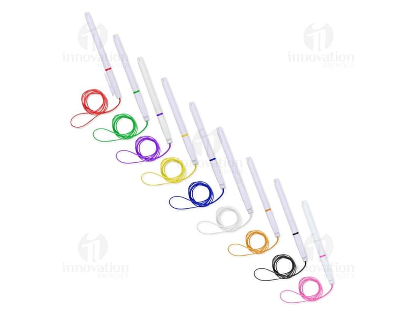Caneta plástica com cordão, objeto de escrita em plástico preto, com design ajustável e cordão para fixação. Ideal para uso em escritórios, escolas e em casa.
