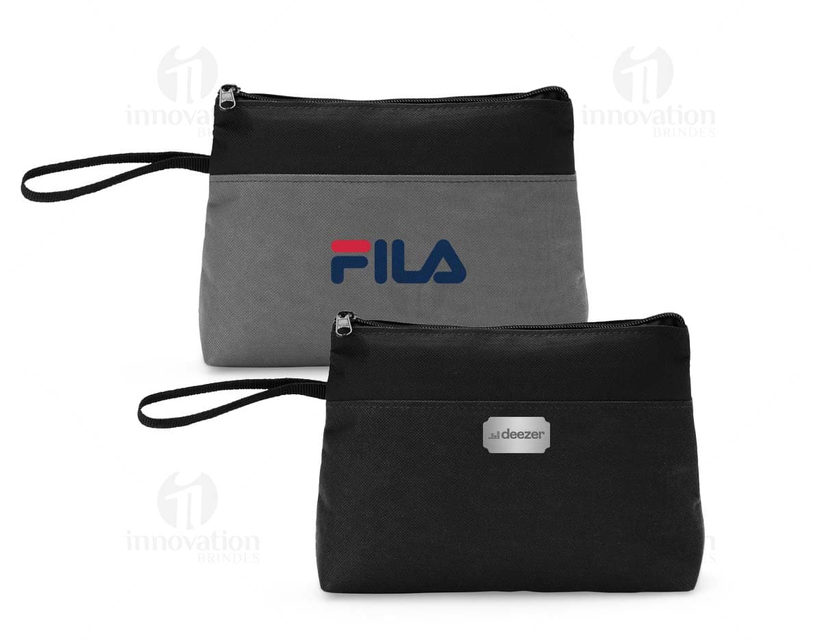 Nécessaire Nylon em cor preta com zíper e alça lateral.
