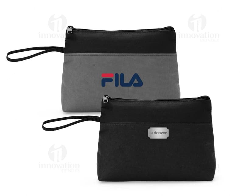 Nécessaire Nylon em cor preta com zíper e alça lateral.