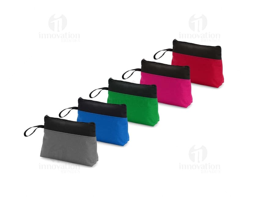 Nécessaire Nylon em cor preta com zíper e alça lateral.