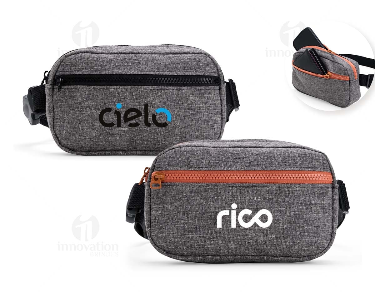 Pochete Oxford preta feita de couro com diversos compartimentos, fivelas e fechos. Ideal para guardar dispositivos eletrônicos, equipamentos e acessórios de trabalho e de viagem.