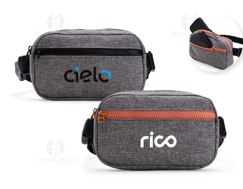 Pochete Oxford preta feita de couro com diversos compartimentos, fivelas e fechos. Ideal para guardar dispositivos eletrônicos, equipamentos e acessórios de trabalho e de viagem.