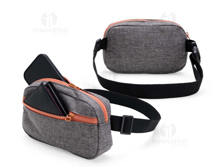 Pochete Oxford preta feita de couro com diversos compartimentos, fivelas e fechos. Ideal para guardar dispositivos eletrônicos, equipamentos e acessórios de trabalho e de viagem.