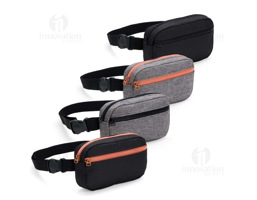 Pochete Oxford preta feita de couro com diversos compartimentos, fivelas e fechos. Ideal para guardar dispositivos eletrônicos, equipamentos e acessórios de trabalho e de viagem.
