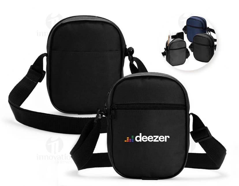 Bolsa de ombro de poliéster preta com alça de couro, fecho metálico, equipada com bolso interno e design moderno. Ideal para viagens e uso diário.