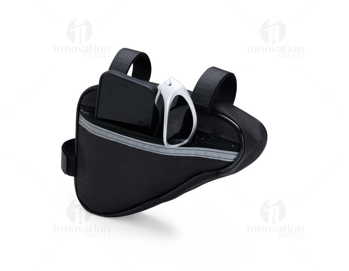 Bolsa Bicicleta Oxford preta, feita de couro, com alça de suporte e dispositivo de fechamento. Pode ser utilizada como acessório de negócios ou como bolsa de equipamentos para o trabalho.