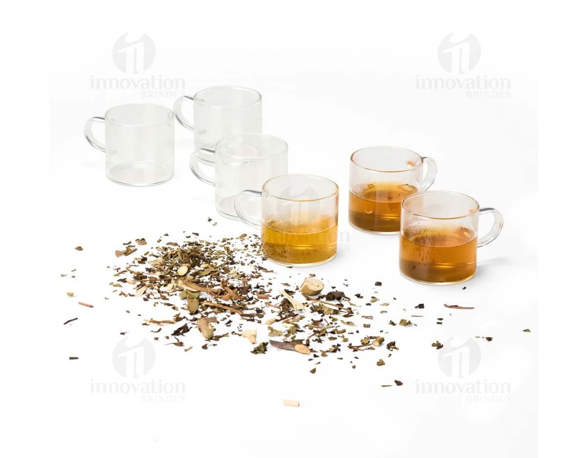 Kit Xícaras de Vidro 6 Peças são xícaras de vidro transparente, ideais para servir chás, cafés e outras bebidas quentes. As xícaras possuem um design elegante e moderno, sendo perfeitas para uso em casa ou em eventos.