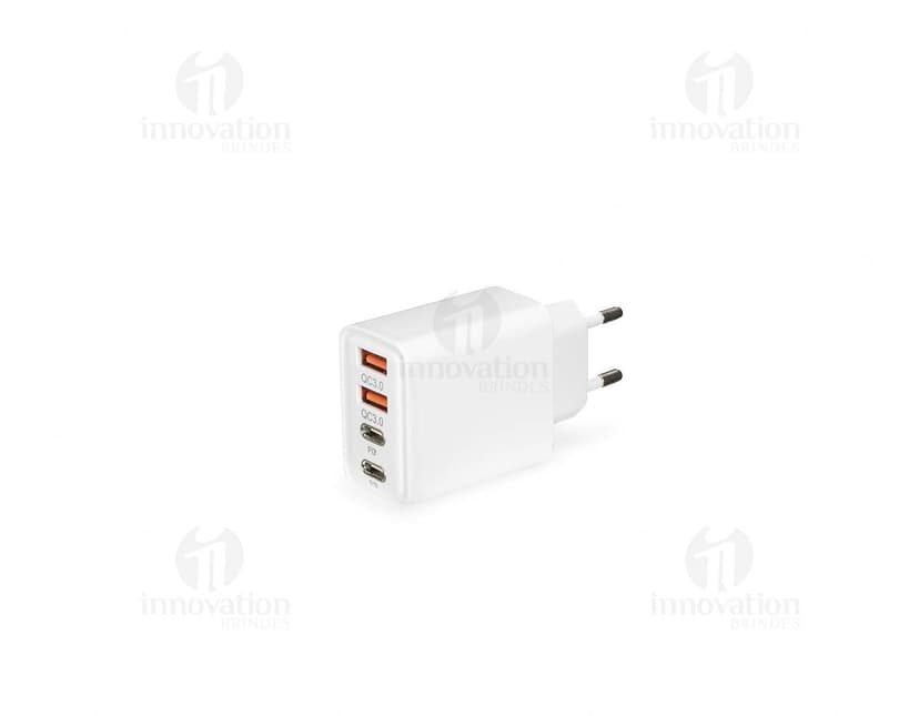 Carregador Turbo Com 4 Portas em fundo branco.