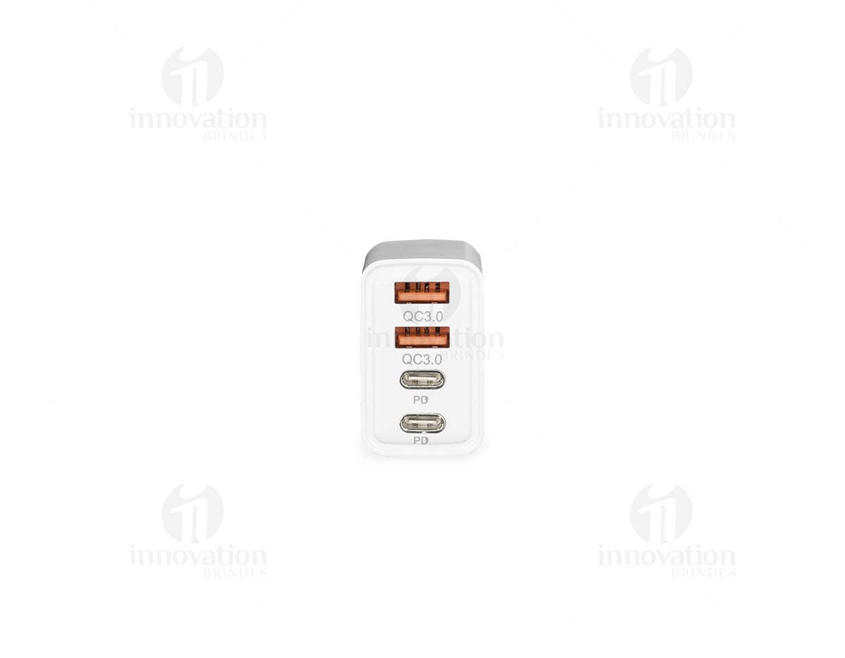 Carregador Turbo Com 4 Portas em fundo branco.