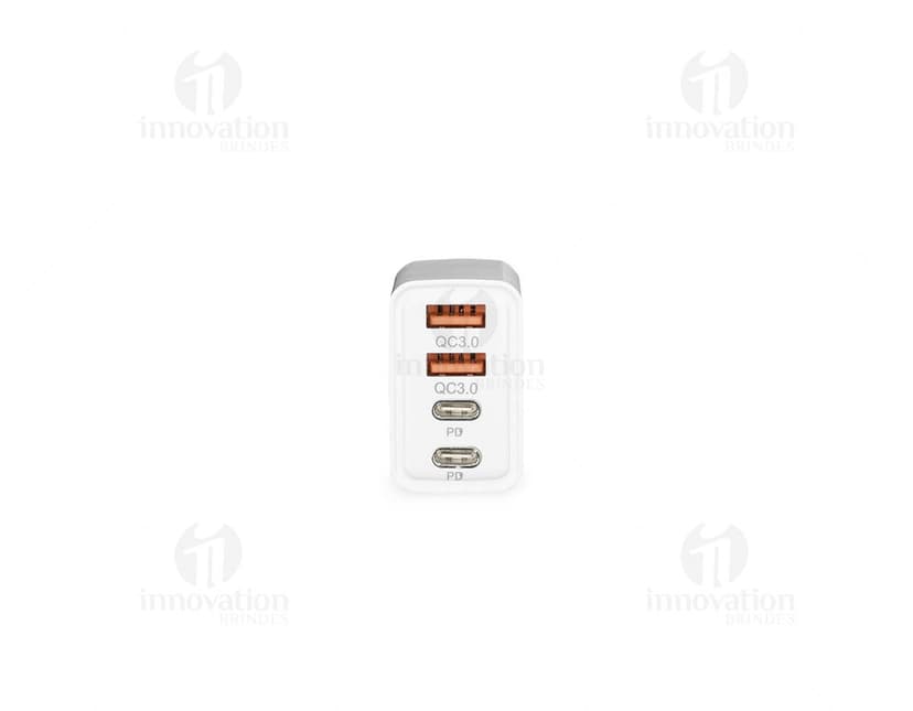 Carregador Turbo Com 4 Portas em fundo branco.