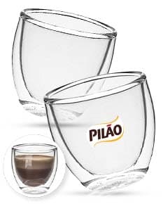 Conjunto de copos de vidro transparentes em uma mesa de madeira.
