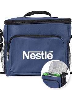 Bolsa térmica Oxford de 11 litros em cor verde, com alça de mão e alça de ombro ajustável. Possui zíper frontal e bolso lateral.