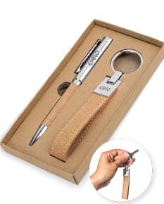 EVANS Conjunto composto por uma esferográfica e chaveiro ambos em metal e cortiça