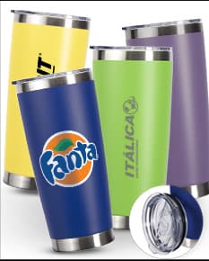 Copo térmico de 500ml em cor prata, com tampa e alça.