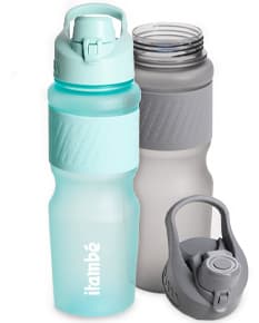 Squeeze plástico 730ml na cor azul, com tampa de rosca e alça para transporte.