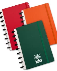 Produto: Caderno de Disco
Descrição: Um caderno de capa dura com design moderno, possui um sistema de discos para fácil remoção e adição de folhas. A capa é preta com detalhes em dourado e há folhas pautadas no interior do caderno.