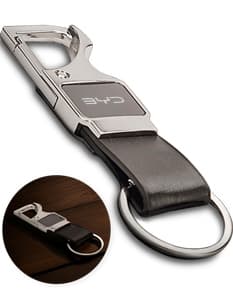 Chaveiro de metal com mosquetão e acabamento em couro animal preto. Elegante e moderno, combina estilo e praticidade. Ideal para uso pessoal ou comercial.