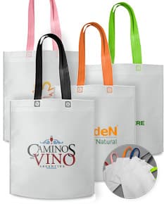 Sacola TNT metalizada na cor prata, fechada com cadeado, oferecendo proteção e segurança para suas compras. Possui alça resistente e design moderno, ideal para uso em lojas, bancos e comércios em geral.