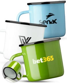 Desenho de uma caneca de inox 370ml em 3D, com alça e design colorido. A imagem possui elementos de reciclagem e simbologia de conservação do meio ambiente, como um ícone de lata de lixo e garrafa de plástico. Ideal para tomar chá, café ou qualquer outra bebida quente.