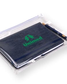 Pasta Zip Zap Média preta usada para armazenar documentos e equipamentos eletrônicos, com fecho de zipper e design moderno.