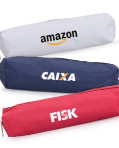 Estojo de nylon marrom com detalhes em couro, design elegante, fecho de correr, ideal para armazenar materiais de escritório, dinheiro, documentos e acessórios pessoais.