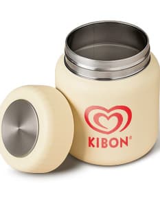 Pote térmico de 500ml em metal prateado, com tampa preta e alça para transporte. Ideal para conservar bebidas quentes, como café ou chá. Perfeito para o café da manhã ou para levar a sua bebida favorita para onde quiser.
