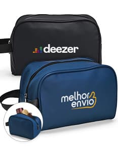 Mochila de couro preta contendo objetos como dinheiro, papel, computador, zipper, bolsa, wealth e office.