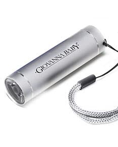 Mini lanterna prateada, leve e portátil. Ideal para situações de emergência, com bateria recarregável. Tecnologia de alta qualidade. Ilumine seu caminho com essa lanterna poderosa.
