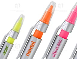 Caneta plástica com marca texto - 01: A solução perfeita para destacar e escrever com precisão! Ideal para uso empresarial e