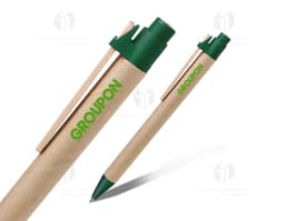 Imagem de uma caneta ecológica sendo usada para escrever em um papel. A caneta possui um design moderno e sustentável, feita