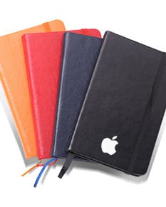 Notebook de couro sintético da marca Moleskine, com tamanho de 14x8,8 cm e 05 páginas em branco. Perfeito para uso no escritório, escola ou em casa, ideal para fazer anotações, lembretes, mensagens e listas. Design clean e organizado, com capa colorida e espaço para escrever. Produto de alta qualidade e durabilidade, ótimo para estudos, trabalho ou como um caderno pessoal.