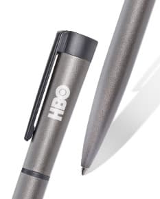 Caneta de metal elegante e sofisticada para escrita impecável. Perfeita para uso no escritório, escola ou em casa. Durável e resistente, com design moderno. Adquira já a sua!