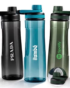 Garrafa Plástica de 750ml transparente, com tampa de metal, contendo líquido. O recipiente está limpo e vazio, refletindo a luz de forma brilhante.