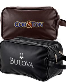 Necessaire PU preta feita de couro, com fecho de zíper, alça de mão e compartimentos internos para guardar objetos pessoais. Elegante e moderna, ideal para carregar itens de forma organizada e com estilo.