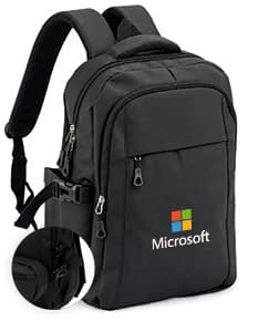 Mochila e pochete em couro preto, ideais para viagens, negócios e lazer. O homem de terno segura a alça da mochila enquanto viaja, combinando estilo e praticidade.