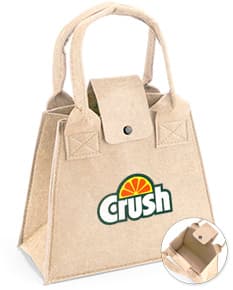 Bolsa de feltro marrom com fecho de metal, alça de couro e detalhes em etiqueta de papel. O produto mostra elegância e segurança, com um design moderno e estilo casual. Ideal para compras e presentes, proporcionando proteção e praticidade.