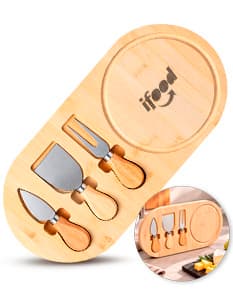 Kit Queijo 4 Peças - imagem de um kit contendo 4 peças para queijo, com utensílios de madeira, como tábua e faca, além de queijos variados. Os itens são dispostos sobre uma mesa de madeira, em um ambiente bem iluminado.