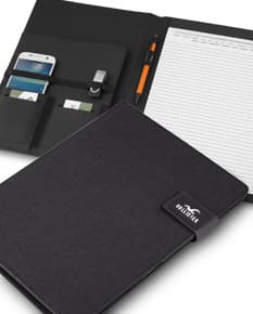 Pasta executiva preta com bloco de papel e suporte para notebook e drive externo, equipamento de escritório moderno e prático para armazenar documentos e informações de forma organizada.
