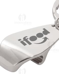 Chaveiro de metal com abridor: o acessório perfeito para manter suas chaves seguras e ter sempre um abridor à mão. Feito em aço cromado, garante segurança e praticidade. Ideal para quem busca guardar suas chaves com estilo e proteção. Adquira já o seu!