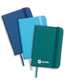 Caderneta tipo Moleskine 10,5x7,4 cm. Ideal para anotações no escritório, na escola ou em reuniões. Design elegante e prático para lembrar de todos os compromissos. Organize suas tarefas com estilo!