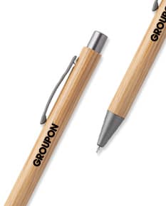 Caneta esferográfica de bambu, perfeita para escrita suave e elegante. Ideal para uso no escritório, escola ou em casa. Feita de material sustentável, trazendo um toque natural ao seu dia a dia. Adquira já a sua!